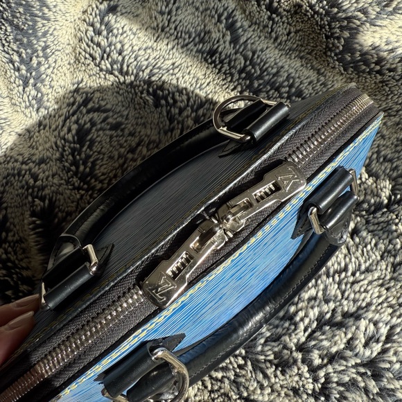 Louis Vuitton Alma BB shoulder bag Blue Epi Leather with crossbody strap - Picture 4 of 9